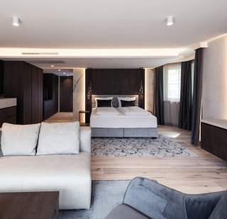 Prokulus - Zimmer Sofa in weiß, Zierkissen mit gestepptem Velours in grau, Fauteuil in grauem Velours, Bett, Designteppich